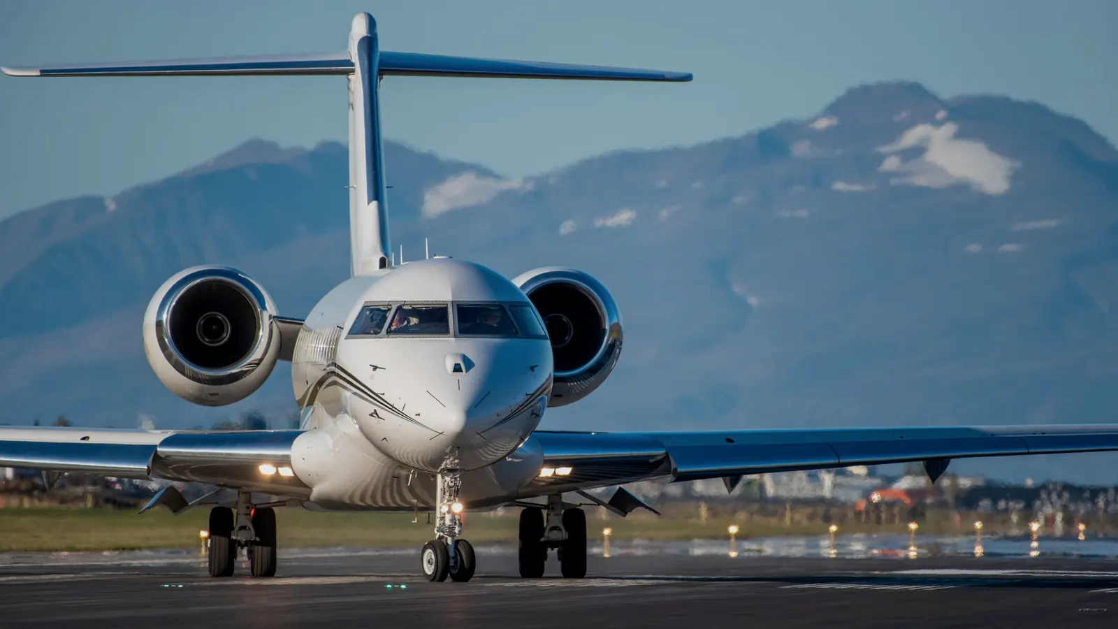 A Bombardier Global on the roll: winglets, high-aspect wing, Mach 0.85 all day.